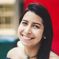 体育数据分析师王静在电脑前工作场景